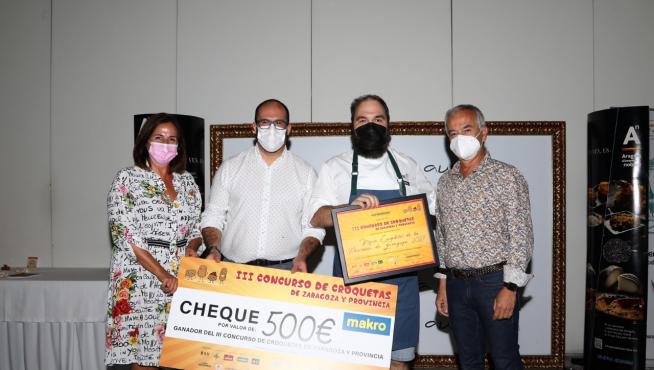 El ganador, Víctor Gallego, de Café Nolasco, con los organizadores.