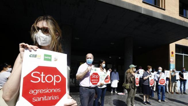 Concentración contras las agresiones sanitarias celebrada en Zaragoza en julio de 2020 después de que un joven sacara una navaja a  médica en un centro de salud