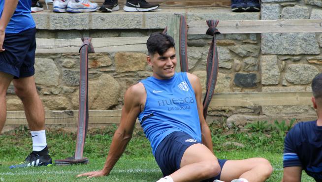 Cristian Salvador realiza estiramientos durante la concentración de Benasque.