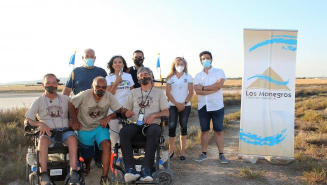 Isabel Gemio, en el centro, con Rubén Zulueta, José Ignacio Fernández y otros miembros de la iniciativa Caminus Monegros, este lunes en la laguna de Bujaraloz