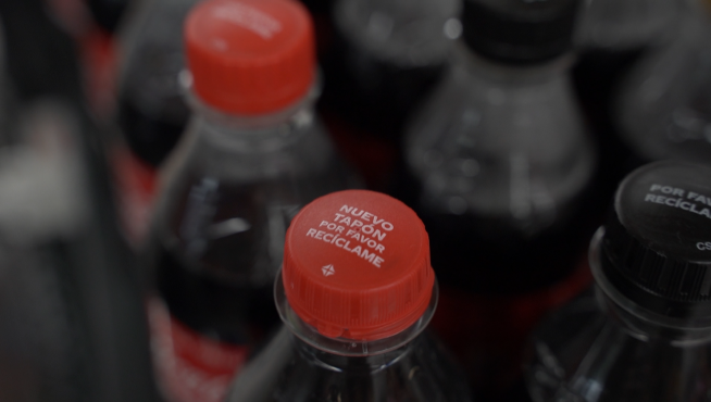 Los nuevos tapones de Coca-Cola, que van adheridos a sus botellas.