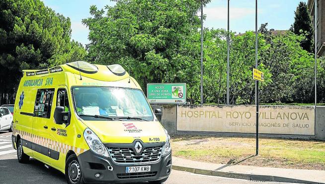 Una ambulancia, ayer por la mañana, en el acceso de Urgencias del hospital Royo Villanova.
