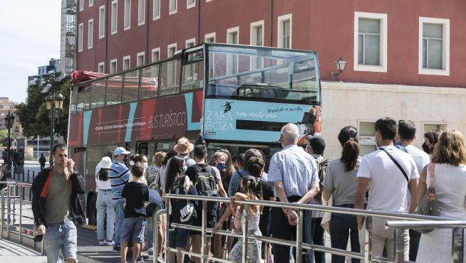 Aragón. Plaza del Pilar. Turistas y Bus turistico / 01-08-2021 / FOTO: GUILLERMO MESTRE[[[FOTOGRAFOS]]]