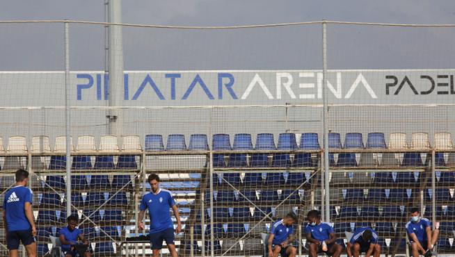 Los futbolistas del Real Zaragoza, al inicio de una de las múltiples sesiones de entrenamiento desarrolladas en el Pinatar Arena de Murcia entre el 22 y el 30 de julio.