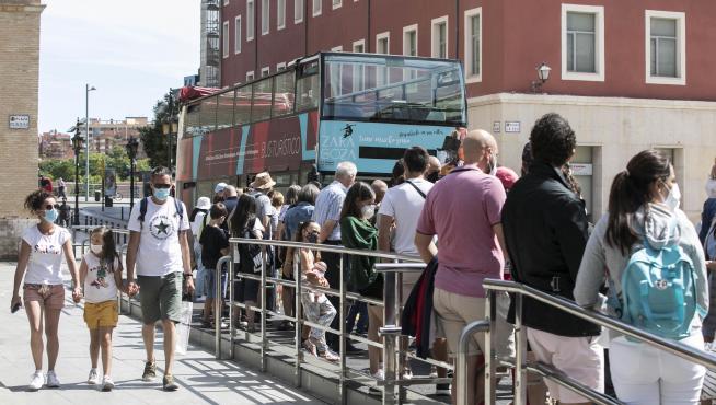 La plaza del Pilar y sus alrededores estaban este domingo llenos de turistas que, camino a distintos destinos, recalaban en la ciudad para ver el Pilar o dar una vuelta.