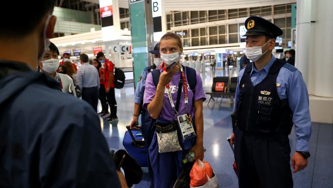 Tsimanouskaya escoltada por la policía japonesa