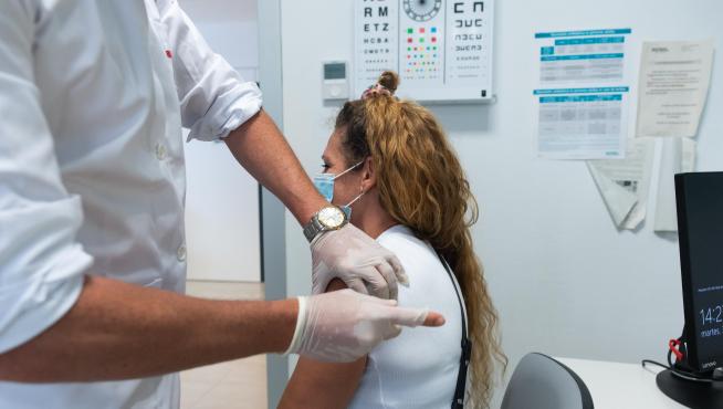 Vacunación con Janssen para mayores de 40 años en el Centro de Salud Almozara