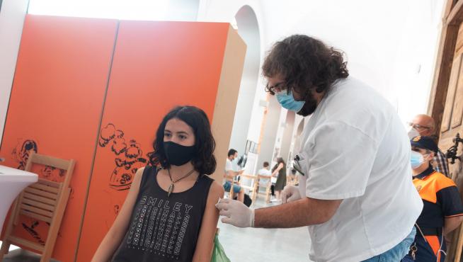 Vacunación de jóvenes en el Museo del Fuego de Zaragoza