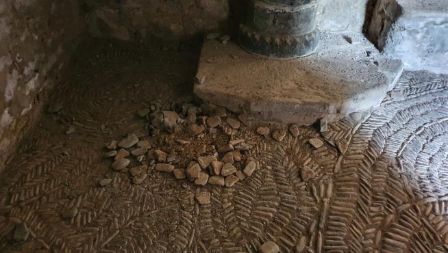 Los destrozos han afectado al singular pavimento de cantos rodados de la iglesia románica de Rapún, en Sabiñánigo.