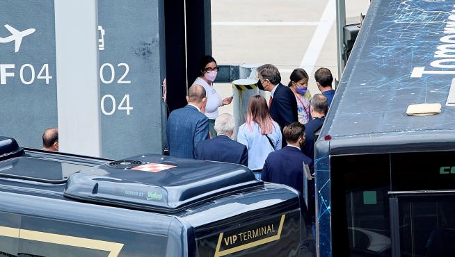 Tsimanouskaya, en el centro, de azul, a su llegada al aeropuerto de Varsovia.