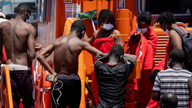Salvamento Marítimo ha rescatado este viernes a 8 millas al sur de Gran Canaria una patera con 63 inmigrantes, 11 de ellos bebés