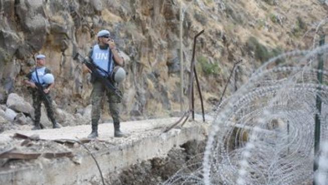 Dos militares de la Brigada Aragón vigilan en la ‘Blue Line’ (línea azul) en la frontera de Líbano