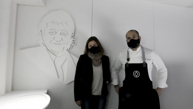 Ana Acín y Eduardo Salanova, en el comedor de Espacio N, en el que domina el color blanco. En una pared, una figura de Lorenzo Acín