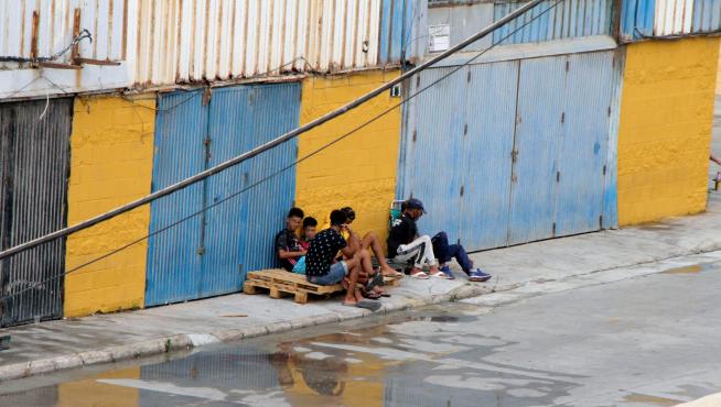 Un grupo de menores se fuga de las naves del Tarajal (Ceuta) para evitar ser devuelto a Marruecos.