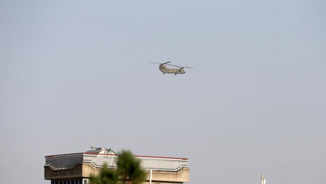 Un helicóptero estadounidense sobrevuela Kabul (Afganistán).