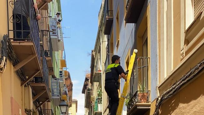La Policía Local y los Bomberos de Zaragoza intervinieron este jueves en la calle Cerezo 40.