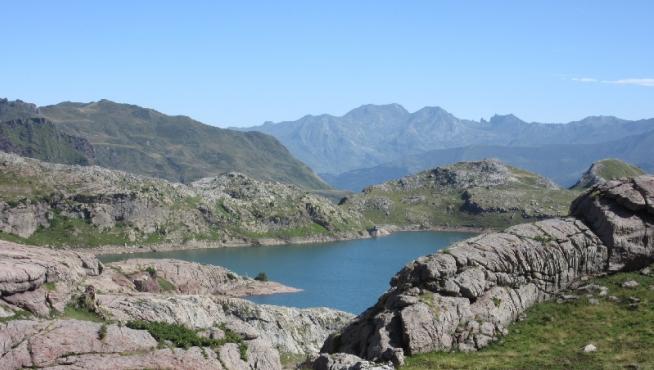 Estanés es uno de los ibones más bonitos del valle del río Aragón y desde él se ven unas hermosas vistas del Pirineo francés. En verano encontraremos rebaños de vacas y caballos pastando en torno a sus aguas. El acceso desde Sansanet, en Francia, al ser fácil y muy bonito, resulta ideal para hacerlo en familia.