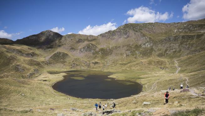 Ibón de Escalar, uno de los lagos a los que se accede con el telesilla de la estación de Astún.
