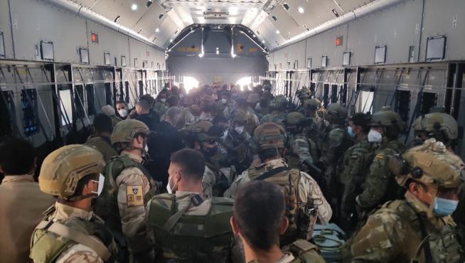 Militares españoles del Eada regresan de Kabul en el último avión A400M