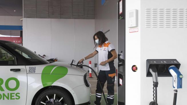 Punto de recarga de coches eléctricos en la estación Los Ibones Zoilo Ríos, en Zaragoza.