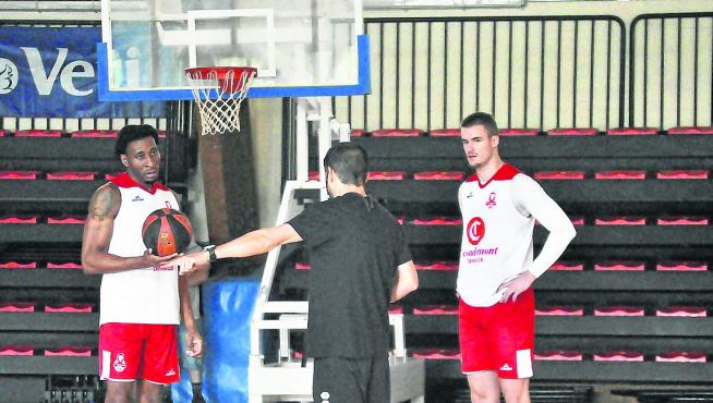 Los jugadores Okoye y Radoncic, en el entrenamiento del Casademont en Benasque.