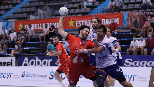 Iván Montoya lanza a portería.
