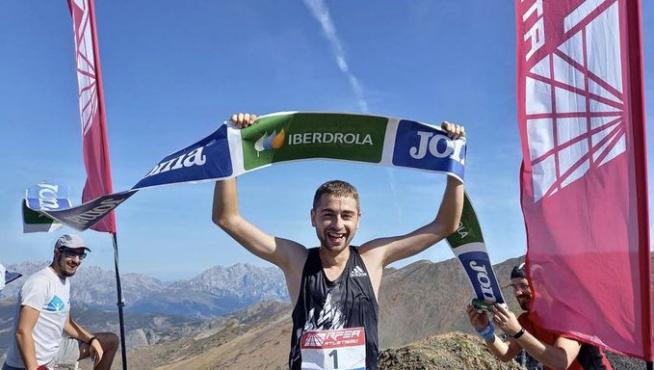 Daniel Osanz entra victorioso en la meta del Pico Las Lomas