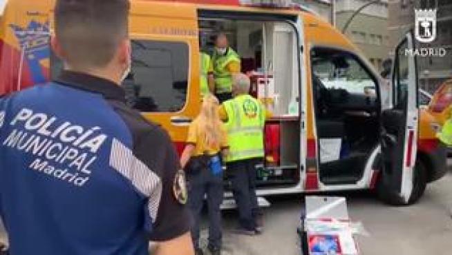 El Samur madrileño ha salvado la vida a una bebé que se estaba atragantando. La pequeña, de 13 meses, se estaba asfixiando con el tapón de una botella de refresco. Para colmo, sus padres la estaban llevando a urgencias pero en el camino se quedaron atrapados en el ascensor.