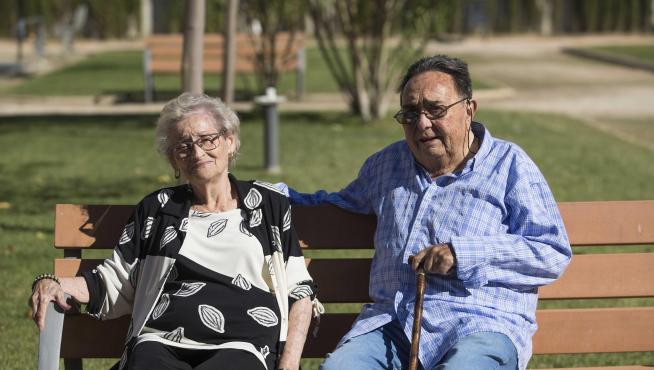 Pilar Gómez y Manuel Martín, este jueves, en el jardín de la residencia Santa Bárbara.