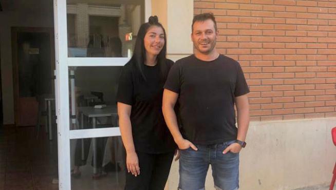Araceli Martínez y David Belloc, delante del bar que gestionan en Laluenga.