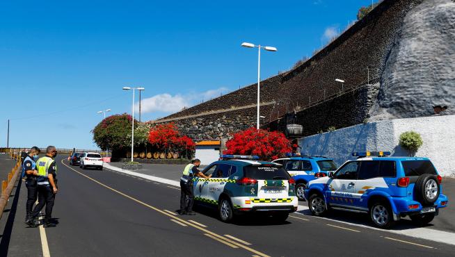 Controles de policía y Guardia Civil en carreteras de La Palma ante la alerta sísmica.