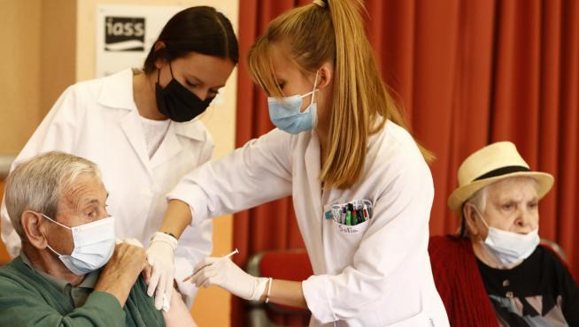 Los usuarios de la residencia Romareda reciben la tercera dosis de la vacuna contra la covid