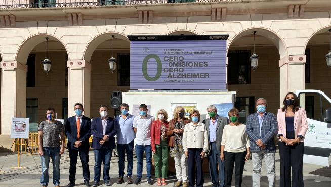 Las autoridades que han acudido al acto celebrado por el día mundial del Alzheimer en Huesca.