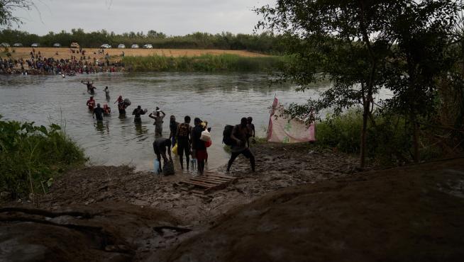 Ciudad Acuna (Mexico), 21/09/2021.- Migrants, many of them Haitian, cross the Rio Grande river back and forth from the United States and Mexico, to camp after a lack of supplies are given to them in the USA in Ciudad Acuna, Mexico, 21 September 2021. According to reports more than 14,000 people have crossed the Rio Grande river from Mexico creating a humanitarian crisis. The Biden administration has started to fly the migrants back to Haiti according to federal officials. (Estados Unidos) EFE/EPA/ALLISON DINNER
 MEXICO USA MIGRATION