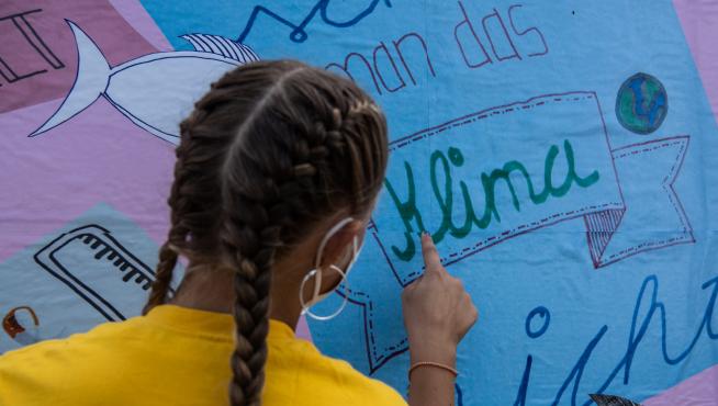 Una joven activista participan en una acción en defensa del medio ambiente en Berlín.