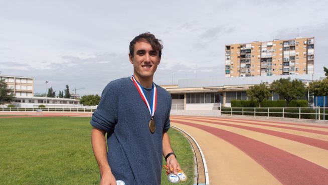 Daniel Ulibarri (20 años) muestra sus medallas en las pistas de atletismo del campus.