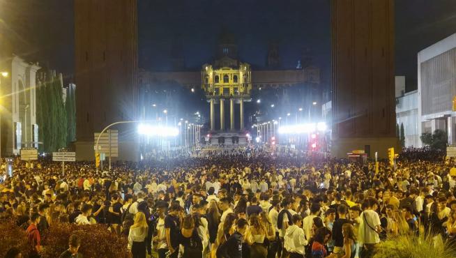 Miles de jóvenes en un macrobotellón en Barcelona