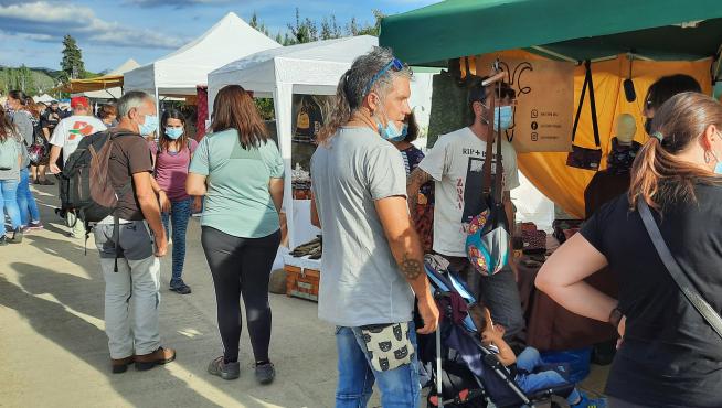 Visitantes a la Feria de Ayerbe este domingo.