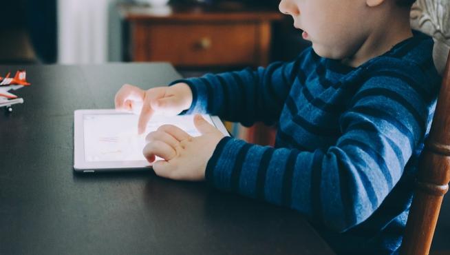 Imagen de recurso de un niño con una tableta