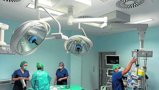 Personal sanitario prepara un quirófano para una intervención en Quirónsalud, en Zaragoza