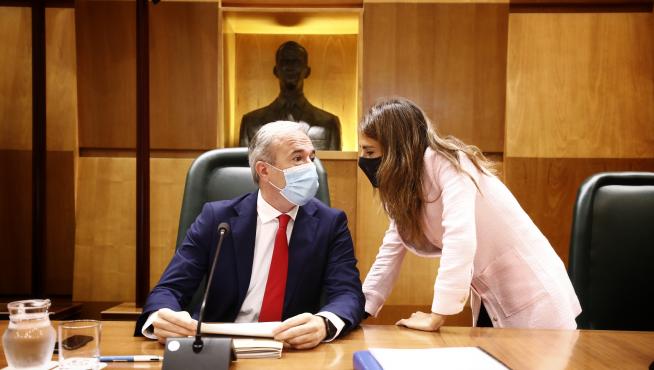 Azcón conversa con Navarro en el pleno de este lunes.