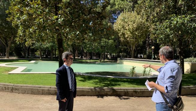 El alcalde y el concejal de Medio Ambiente comprueban la mejora en el estanque central del Parque Miguel Servet.