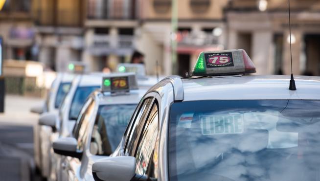 Taxis esperando en la parada de César Augusto de Zaragoza.