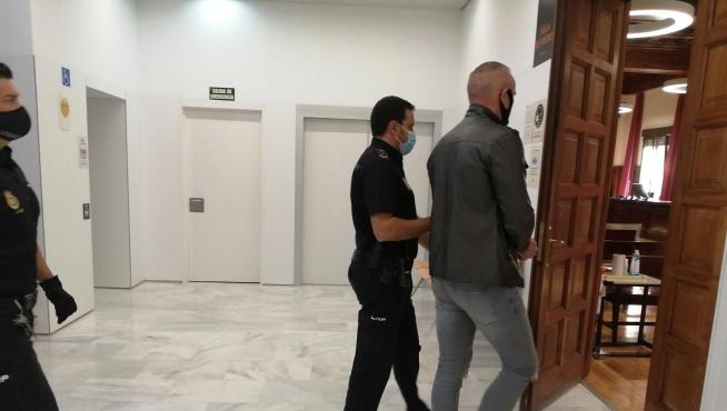 El acusado, este martes, en el momento de entrar a la sala de vistas de la Audiencia de Teruel.