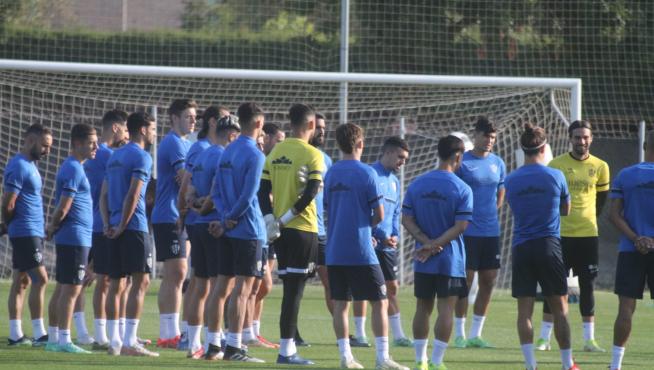 Los jugadores de la SD Huesca, durante la charla previa al inicio del entrenamiento de este martes.