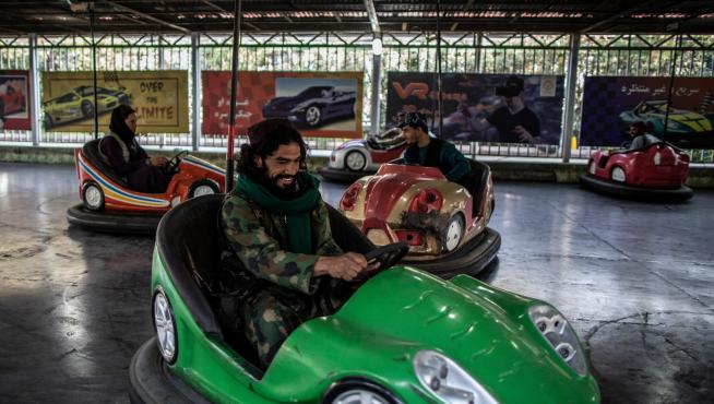 Un soldado talibán se divierte en un auto de coche.