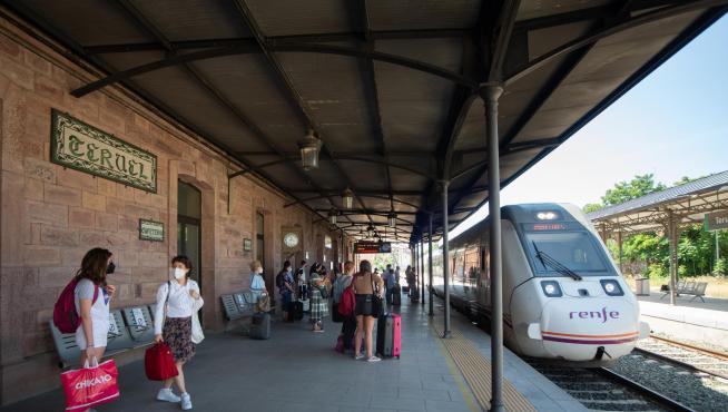 Un tren llega a la estación de Teruel procedente de Valencia.