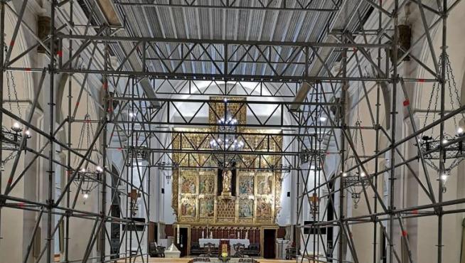 La iglesia de Binéfar lleva 15 años con andamios por un desprendimiento que hubo en la bóveda.