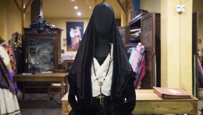 A los actos religiosos hay que acudir de riguroso negro, con mantilla o bancal. Solo se admite la manteleta en color crudo.