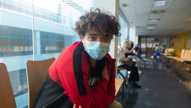 Abel Ciudad, de 18 años, tras recibir la vacuna en el centro de salud Amparo Poch de Zaragoza.